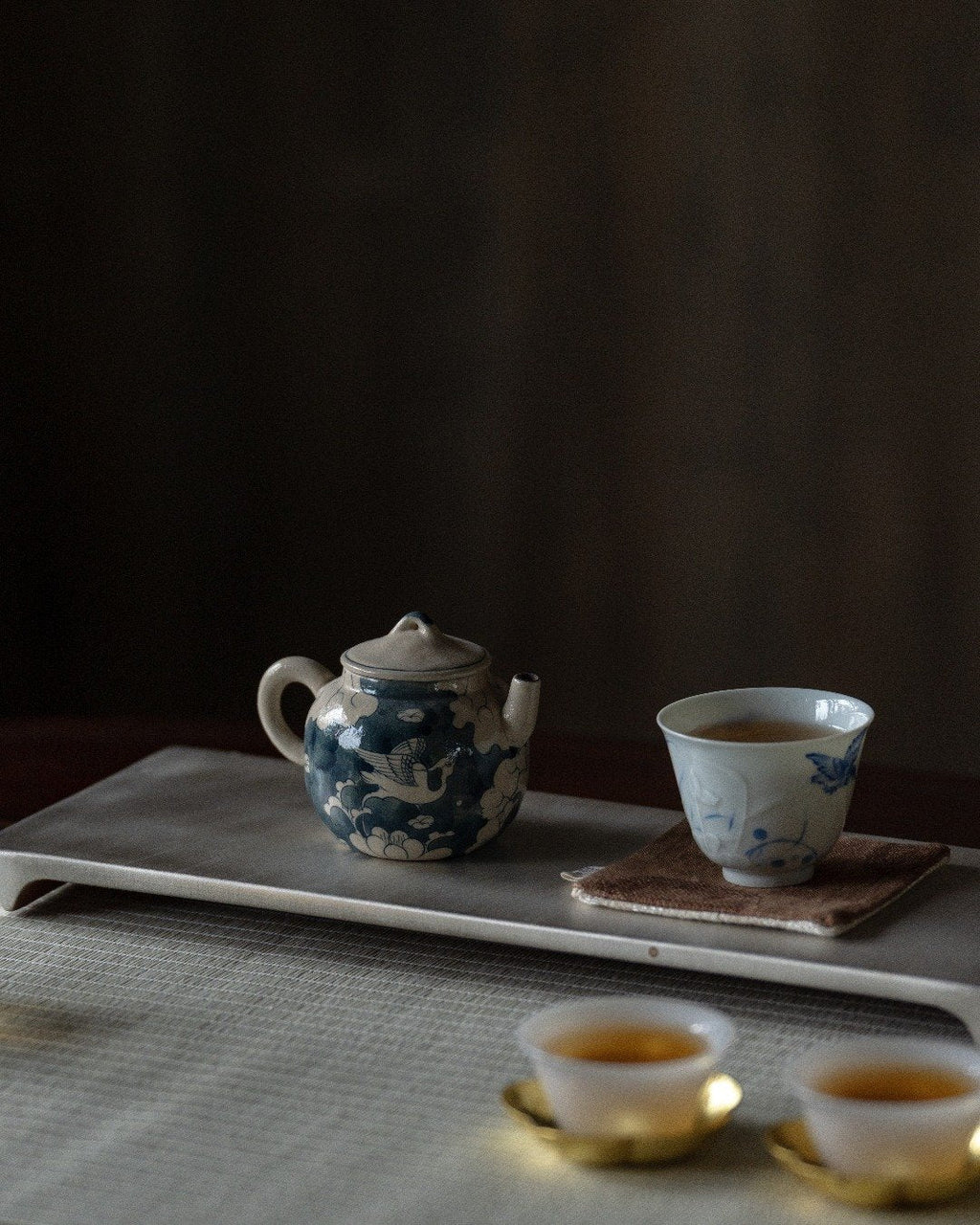 Hand-painted Japanese Style Qinghua Powder Glaze Ceramic Blue-and-white flying crane floral 120ml Chinese Teapot